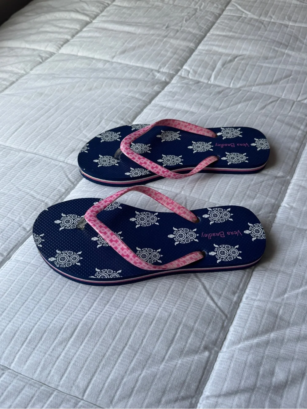 Vera Bradley navy blue pink sea turtle flip flops size 5-6